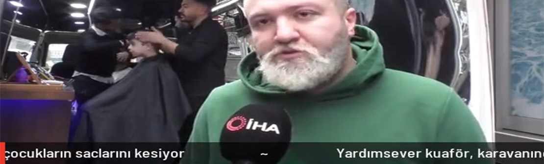 yardımsever kuaför karavanda çocukların saçlarını kesiyor
